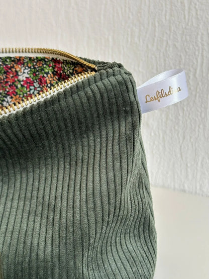 Vue détaillée de la pochette en velours côtelé vert kaki.