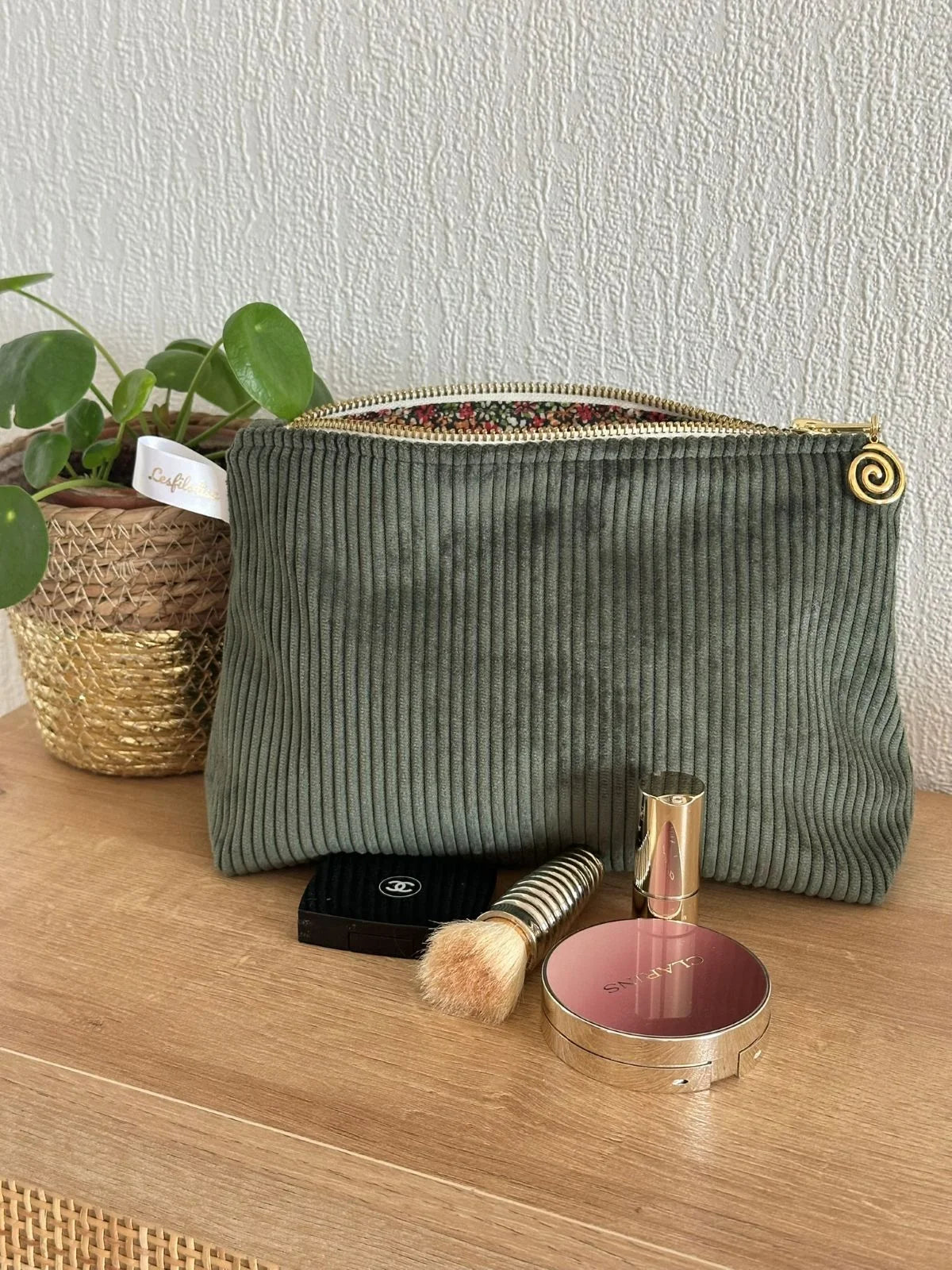 Vue d'ensemble de la pochette en velours côtelé vert kaki.