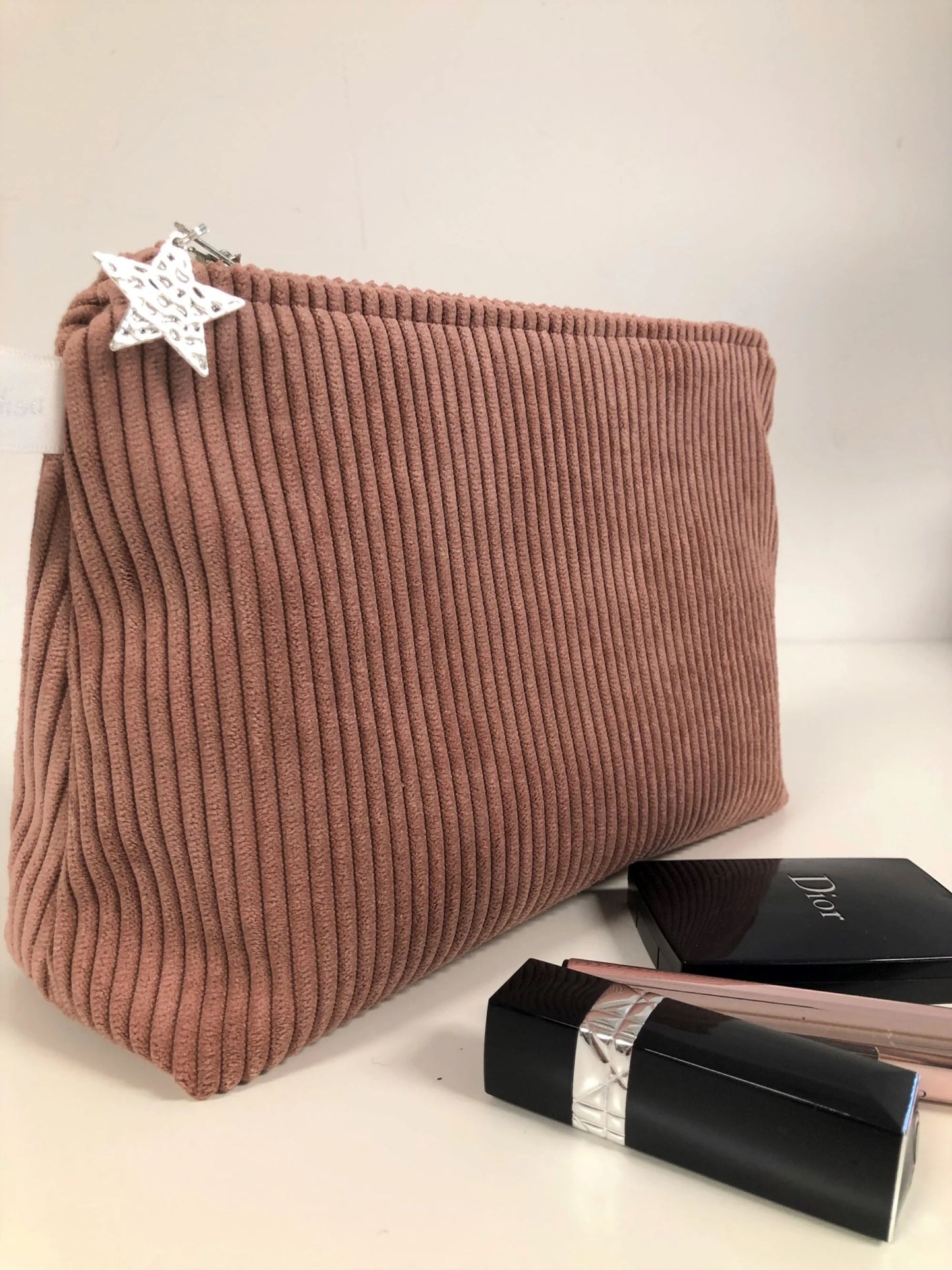 Vue latérale de la pochette en velours cotelé vieux rose.