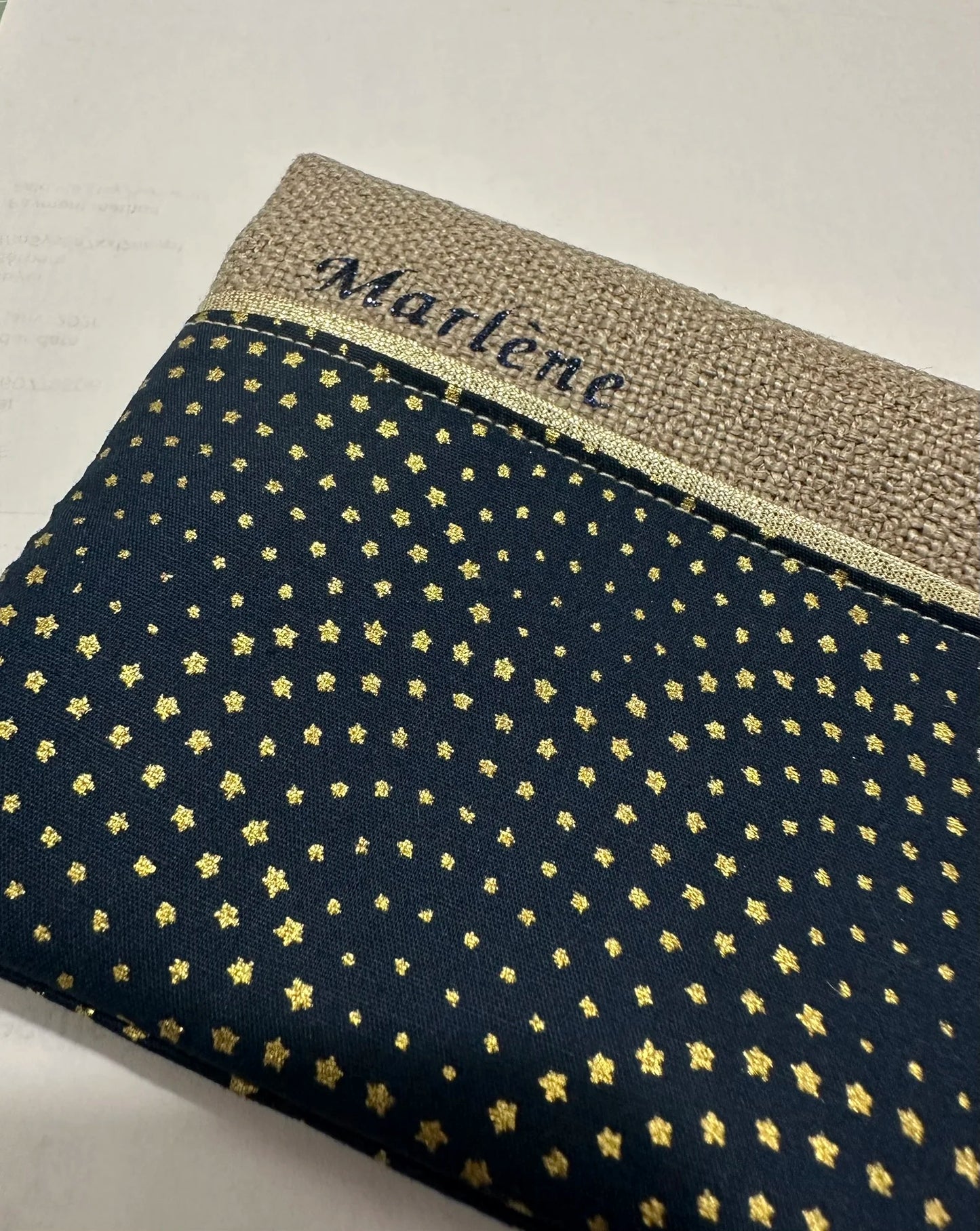 Exemple de personnalisation extérieure du porte chéquier beige et bleu à étoiles dorées.