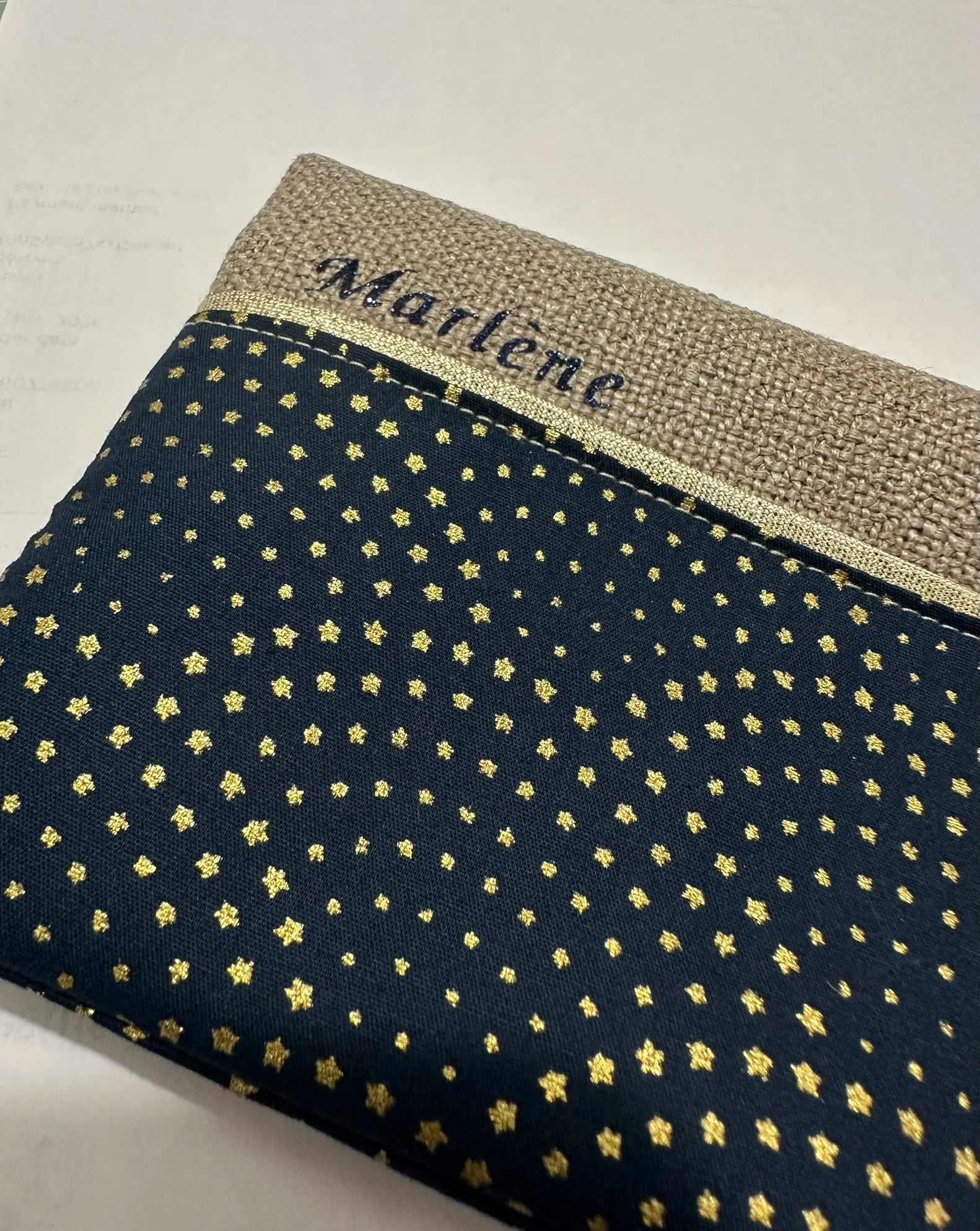 Exemple de personnalisation extérieure du porte chéquier beige et bleu à étoiles dorées.