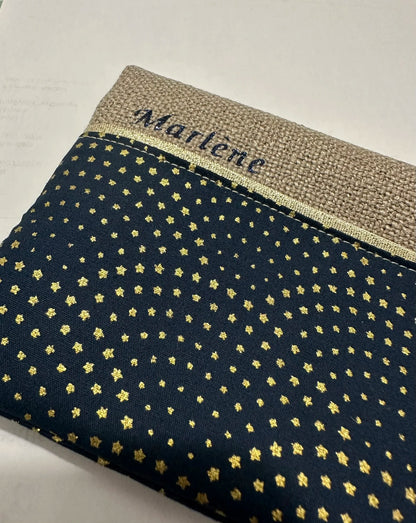 Exemple de personnalisation extérieure du porte chéquier beige et bleu à étoiles dorées.