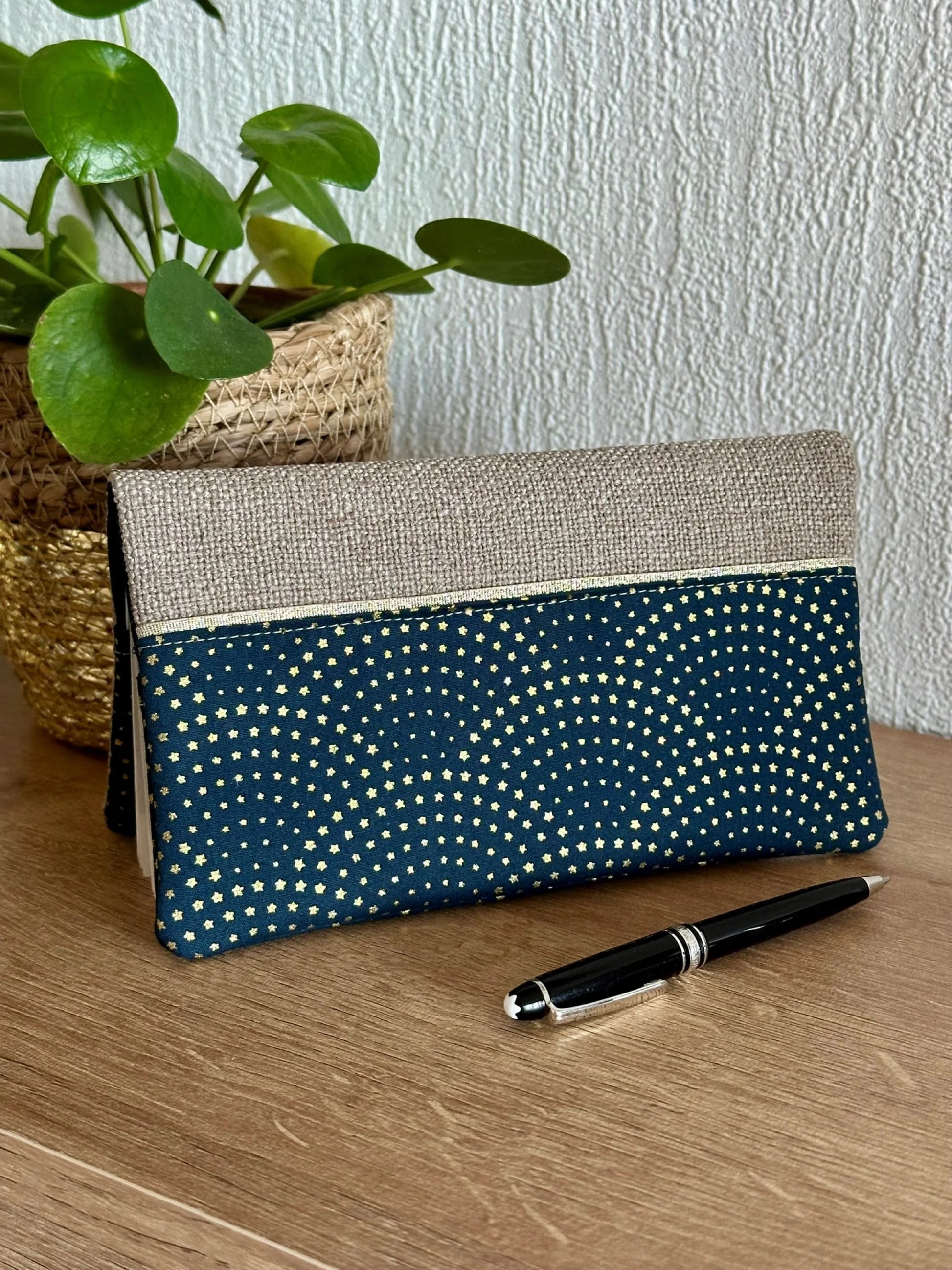 Vue d'ensemble du porte chéquier beige et bleu à étoiles dorées.