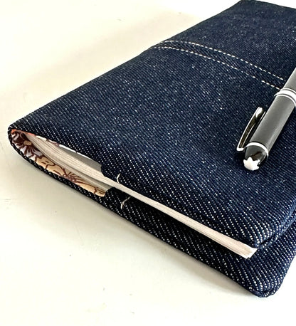 Vue détaillée du porte chéquier en denim .