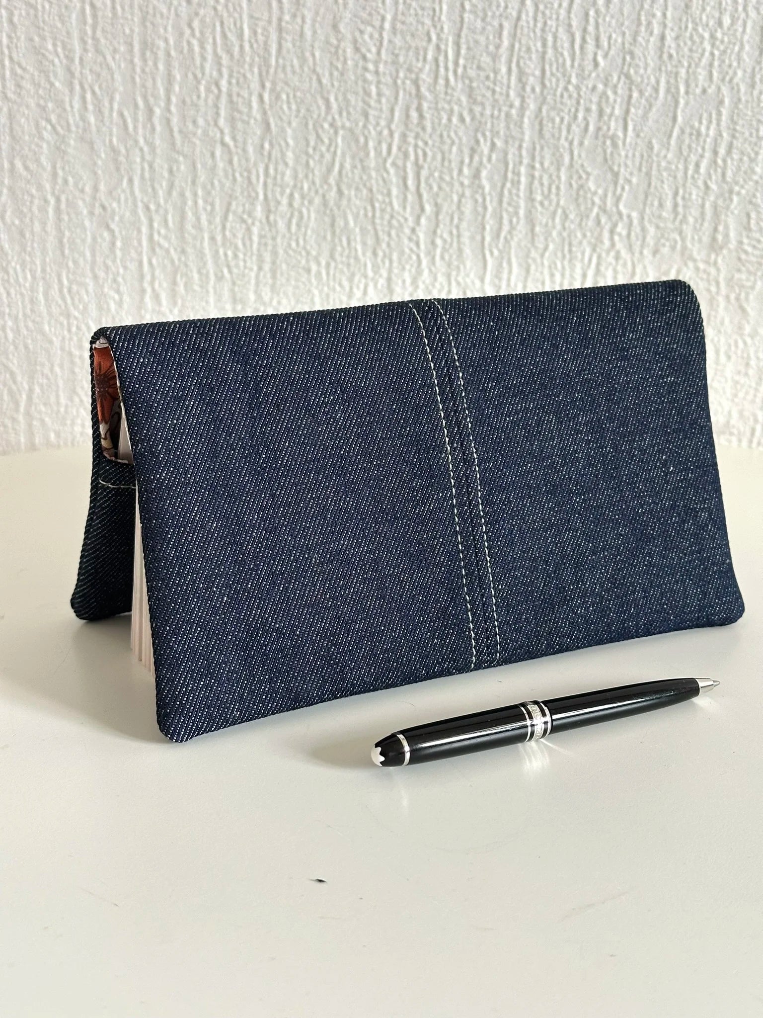 Le porte chéquier en denim, vue d'ensemble.