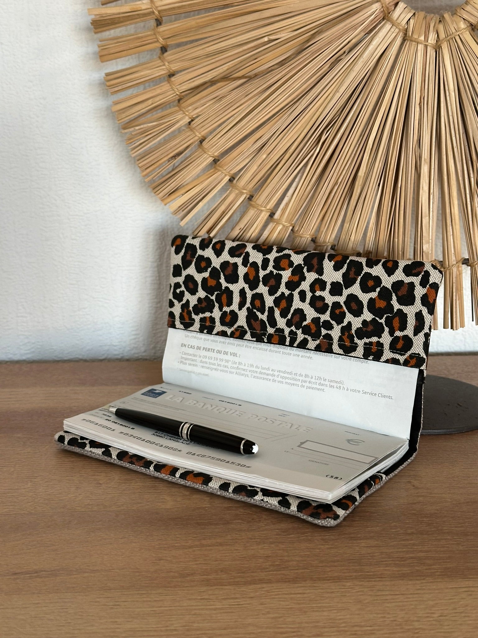 Le porte-chéquier léopard en lin beige, ouvert.