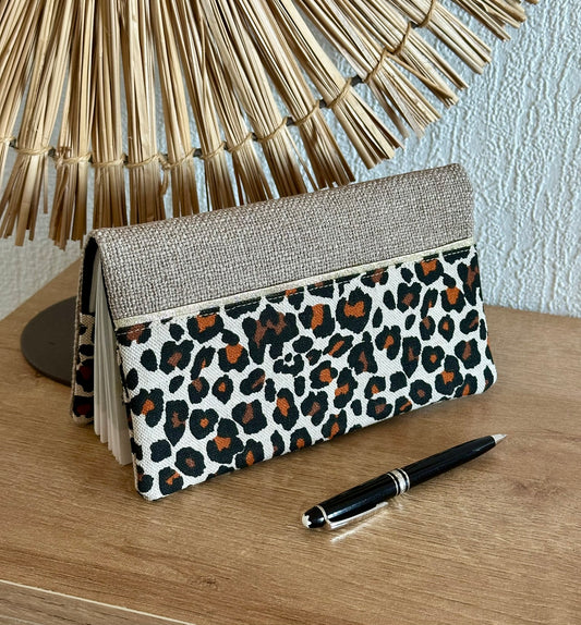 Le porte-chéquier léopard en lin beige, vue d'ensemble.