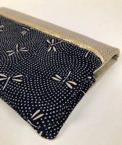 Vue de détail du porte chéquier en lin beige et tissu japonais bleu libellules