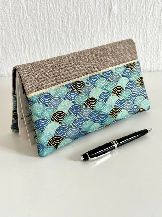 Le porte chéquier en lin et tissu japonais bleu turquoise, vue d'ensemble.