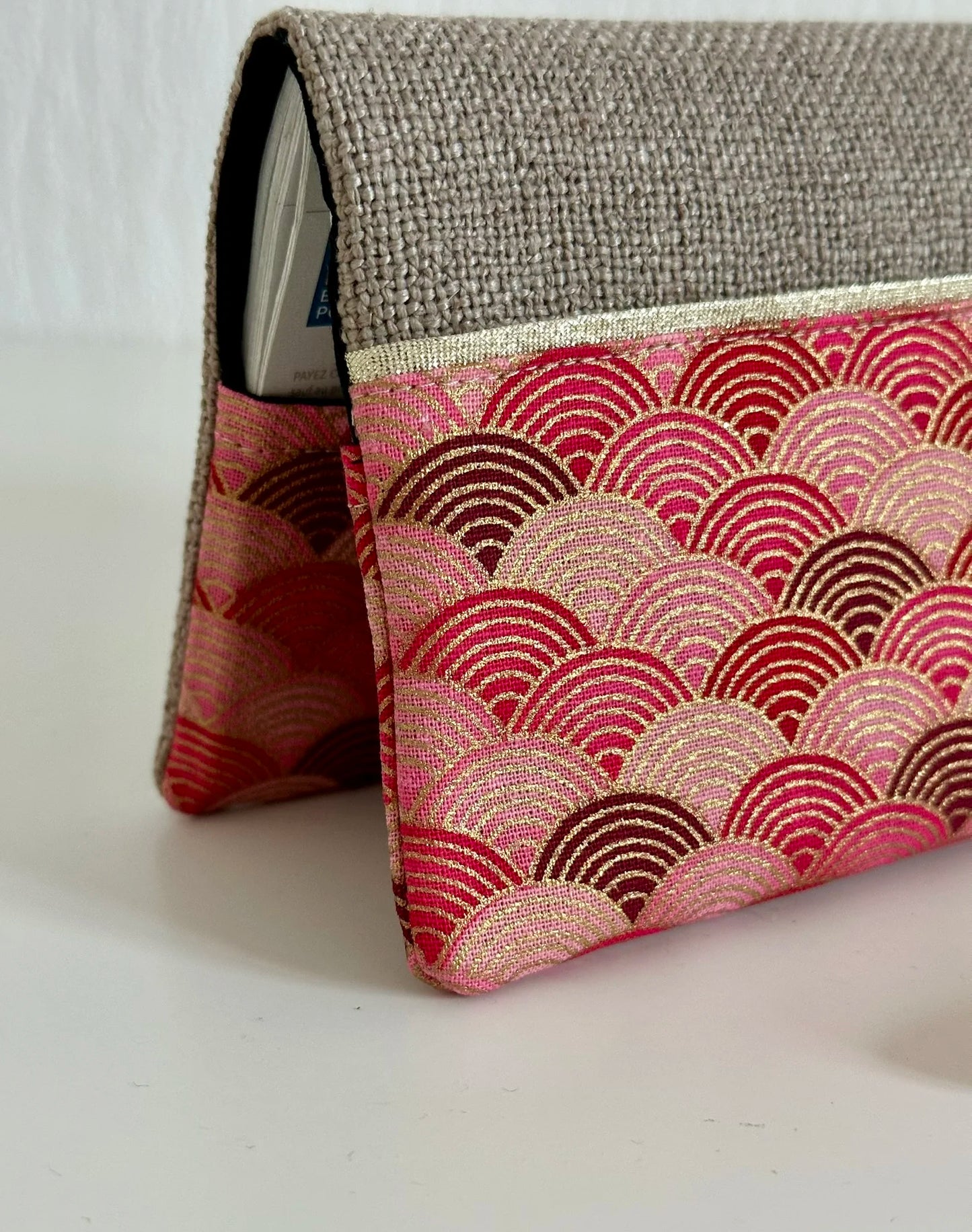Vue détaillée du tissu japonais du porte chéquier en lin et tissu japonais rose et rouge.
