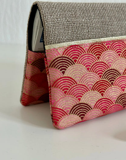 Vue détaillée du tissu japonais du porte chéquier en lin et tissu japonais rose et rouge.