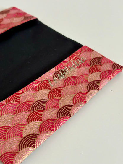 Le rabat inférieur du porte chéquier en lin et tissu japonais rose et rouge.