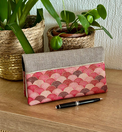 Vue d'ensemble du porte chéquier en lin et tissu japonais rose et rouge.