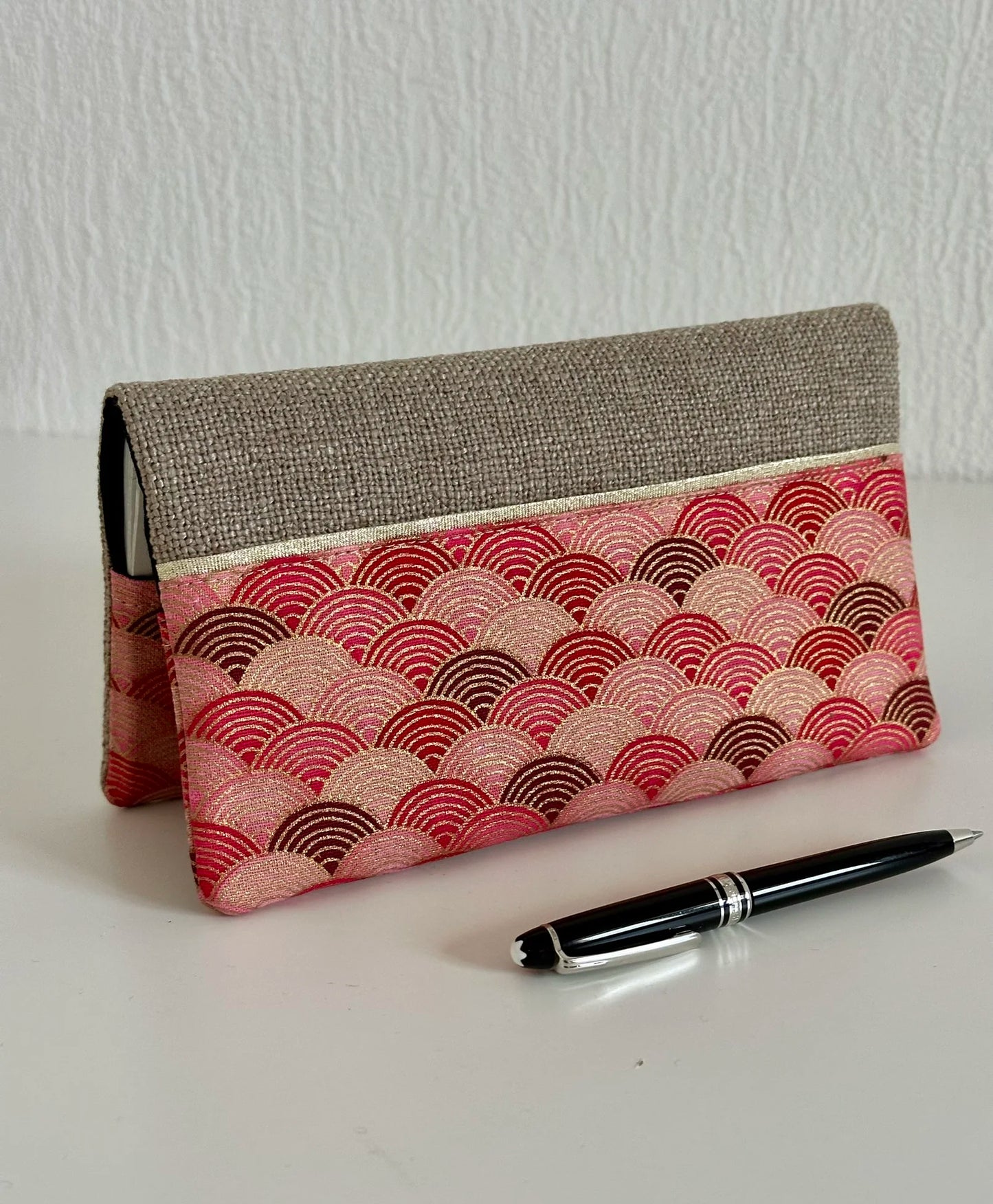 Le porte chéquier en lin et tissu japonais rose et rouge, vue de face.