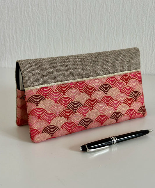 Le porte chéquier en lin et tissu japonais rose et rouge, vue de face.