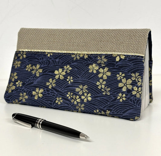 Le porte-chéquier en lin et tissu japonais Sakura bleu, face avant.