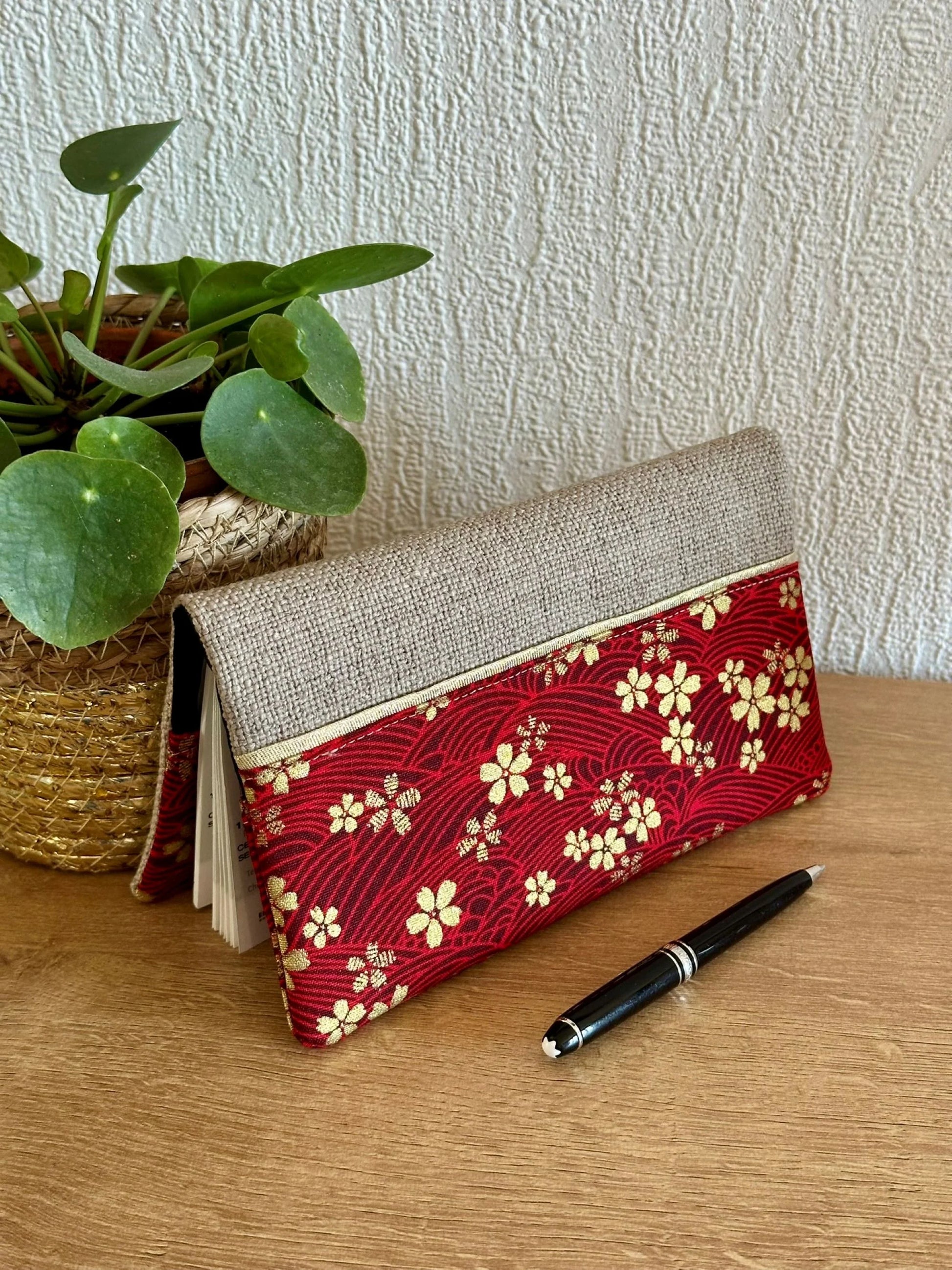 Vue d'ensemble du porte chéquier en lin et tissu japonais sakura rouge et doré, vendu sans le stylo.