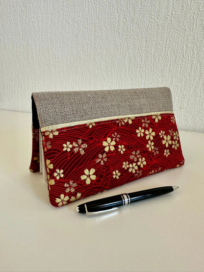 Le porte chéquier en lin et tissu japonais sakura rouge et doré, face avant.