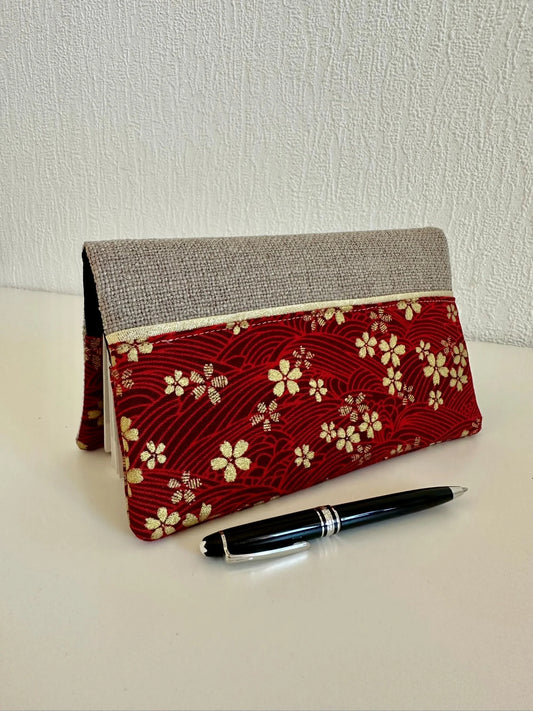 Le porte chéquier en lin et tissu japonais sakura rouge et doré, face avant.