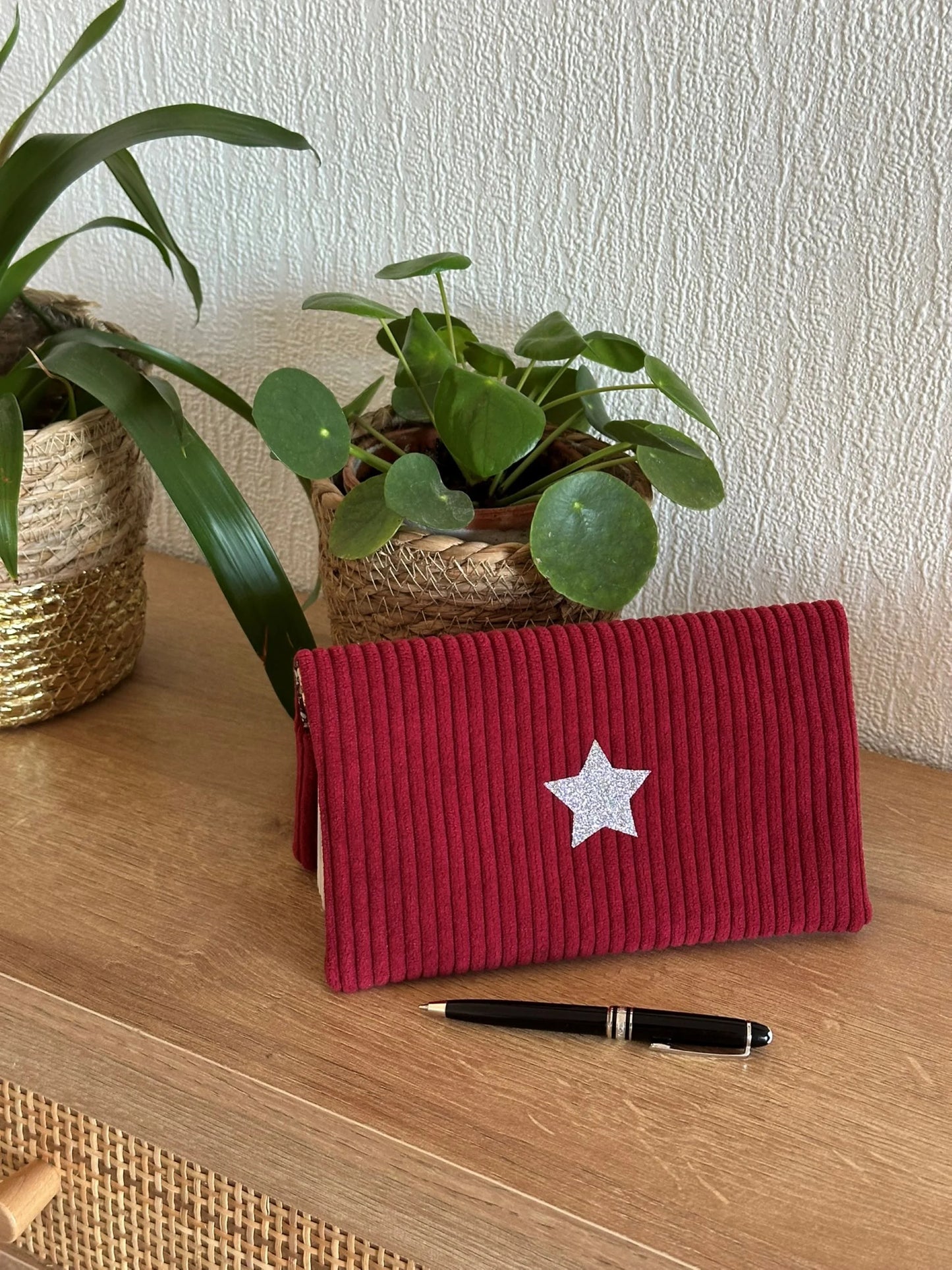 Vue d'ensemble du porte chéquier en velours bordeaux avec étoile pailletée .