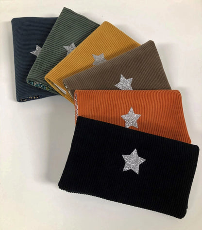 Les coloris disponibles du porte chéquier en velours côtelé Lesfilsdisa et son étoile pailletée argentée