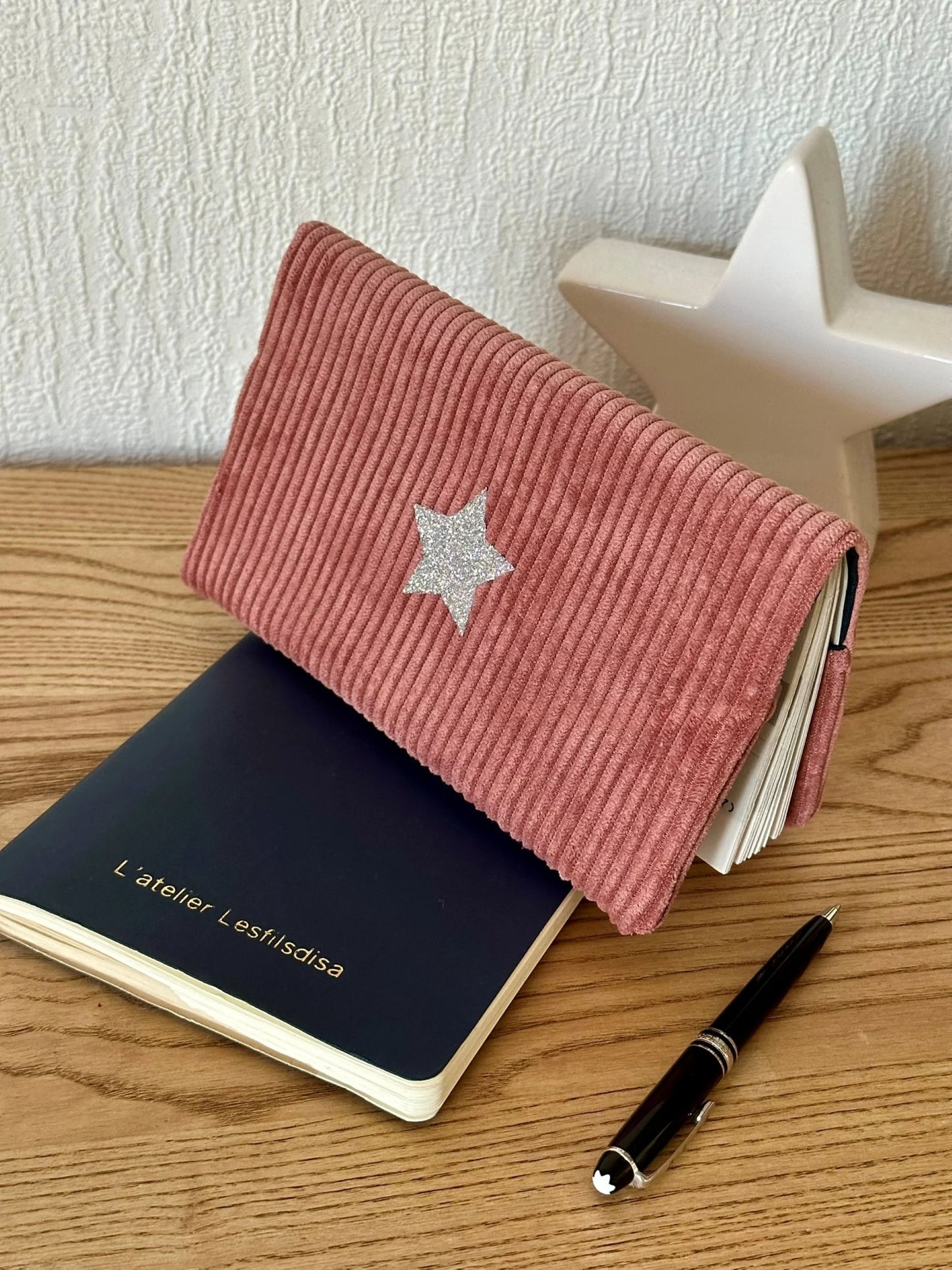 Le porte chéquier en velours cotelé vieux rose et étoile pailletée .argentée.