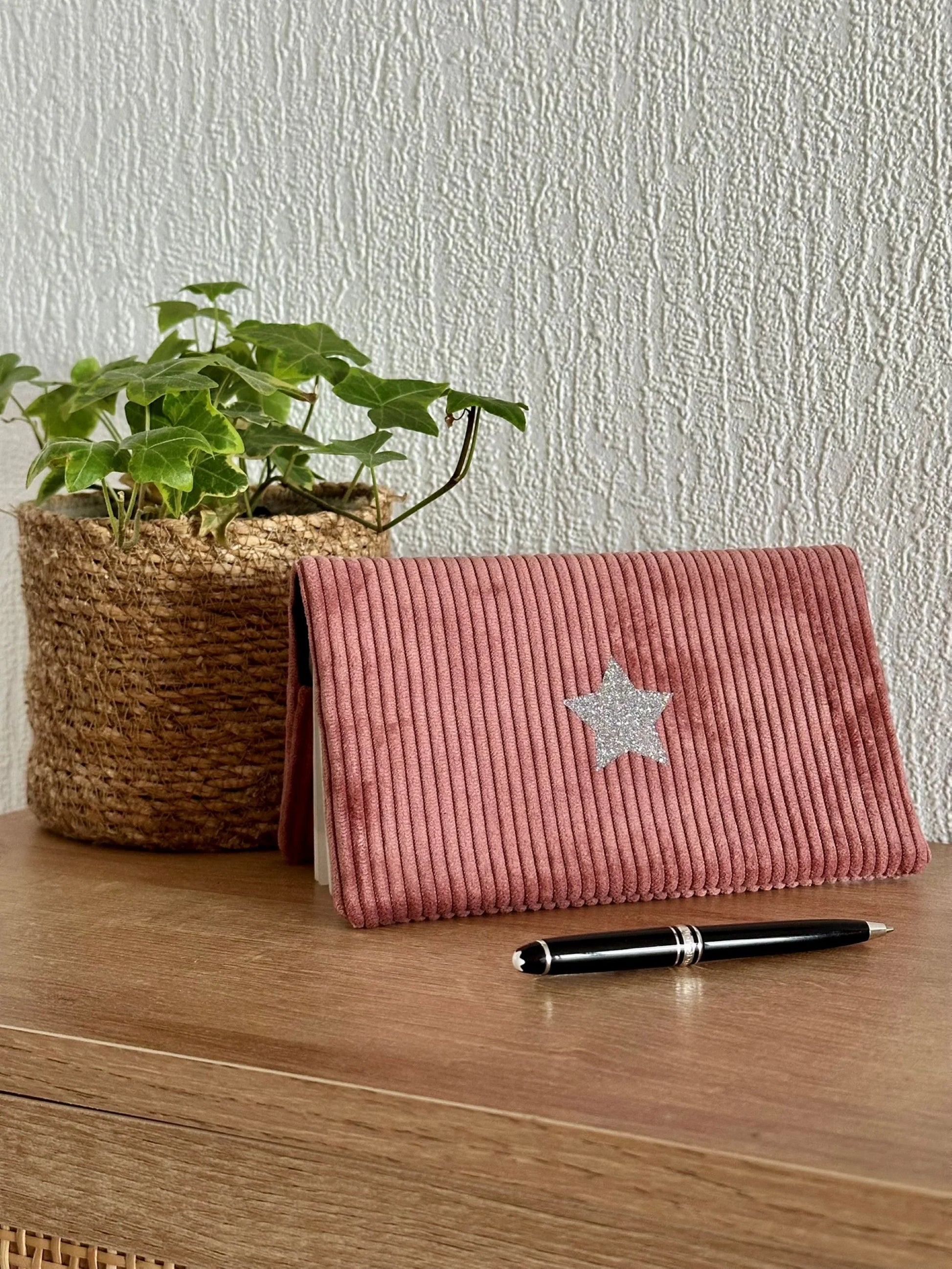 Vue d'ensemble du porte chéquier en velours cotelé vieux rose et étoile pailletée argentée.