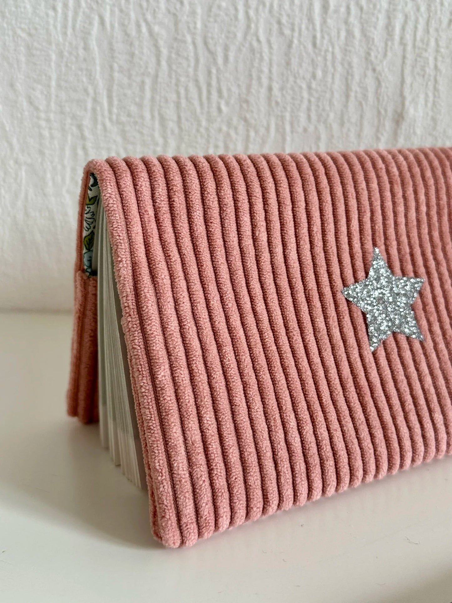 Vue détaillée du porte chéquier en velours rose blush.