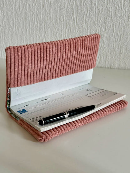 Le porte chéquier en velours rose blush ouvert.