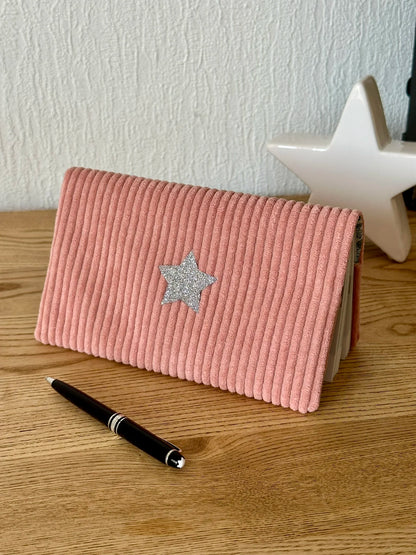 Le porte chéquier en velours rose blush en face avant.
