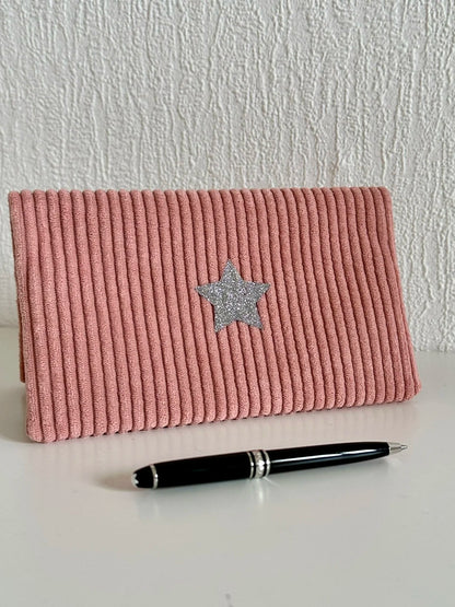 Le porte chéquier en velours rose blush, avec son étoile pailletée.