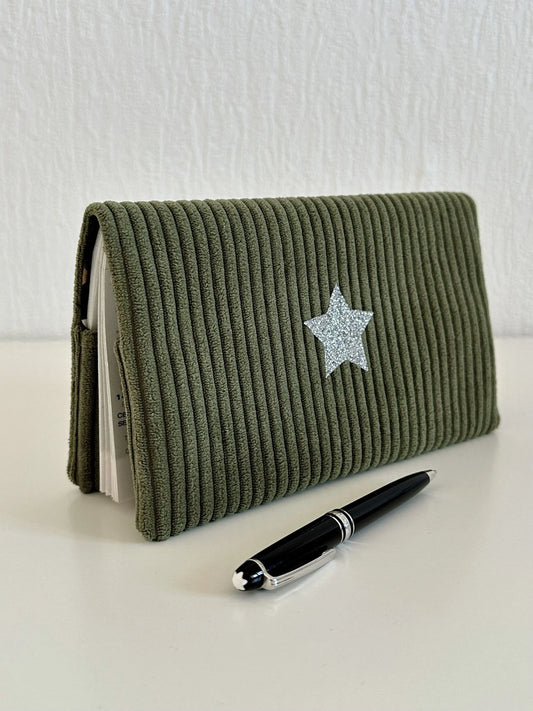 le porte chéquier en velours vert armée et son étoile pailletée argentée en face avant.