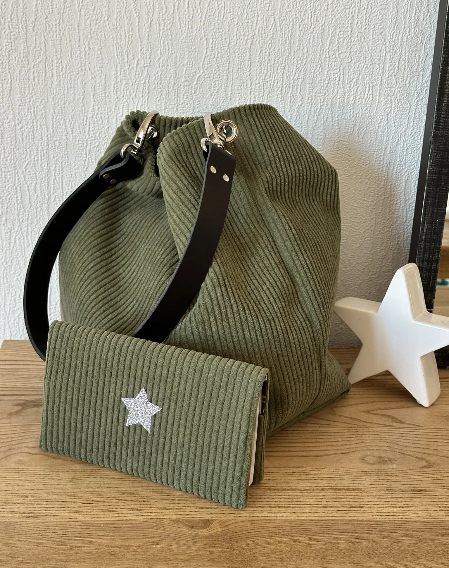 Le porte chéquier en velours vert armée et le sac Hobo assorti.