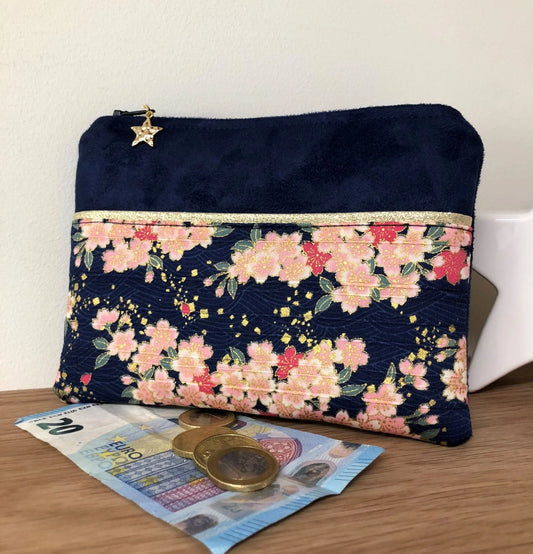 Le porte-monnaie-bleu marine et doré en tissu japonais à fleurs de cerisier, face avant.