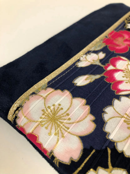 Détail du liseré doré du porte-monnaie bleu marine, rose et doré en tissu japonais pivoines.