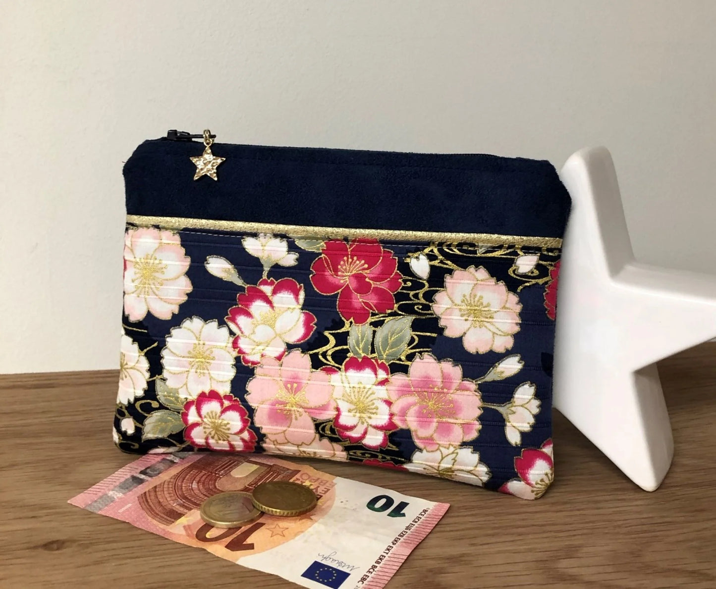 Le porte-monnaie bleu marine, rose et doré en tissu japonais pivoines, vu de face.