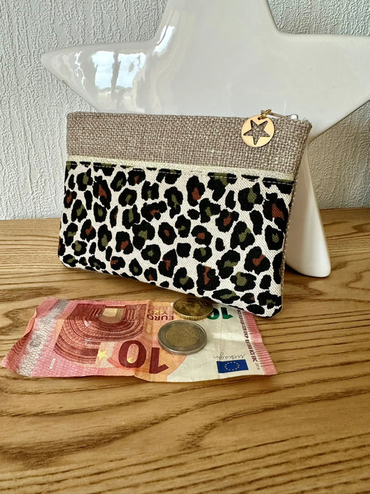 Le porte monnaie léopard en lin beige, vu de face.