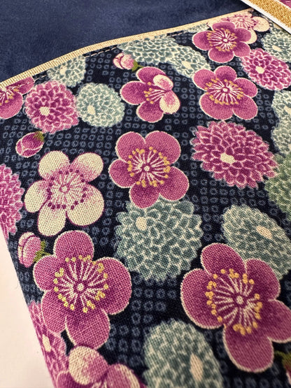 Vue détaillée du tissu japonais fleuri sur le protège-agenda bleu marine en tissu japonais à fleurs mauves