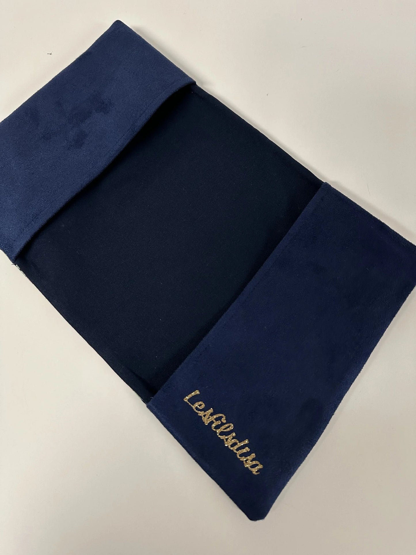 Vue intérieure du protège-agenda bleu marine en tissu japonais à fleurs mauves.