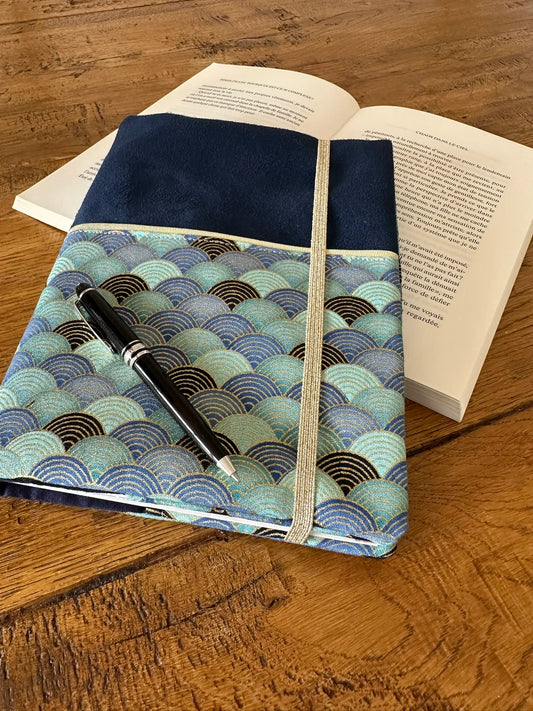 Vue d'ensemble du protège agenda bleu marine en tissu Seigaiha turquoise.