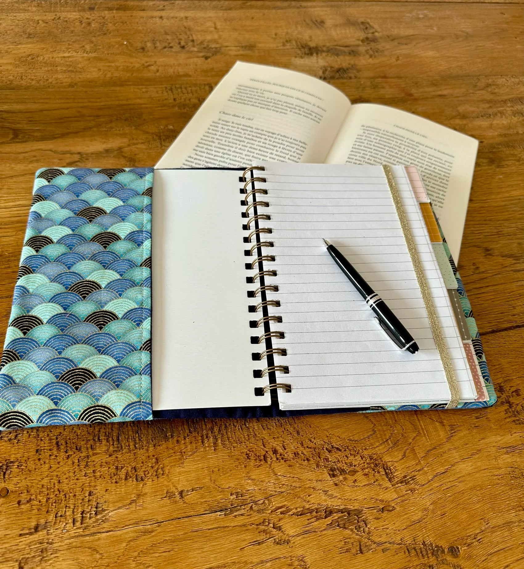 Le protège agenda bleu marine en tissu Seigaiha turquoise, ouvert.