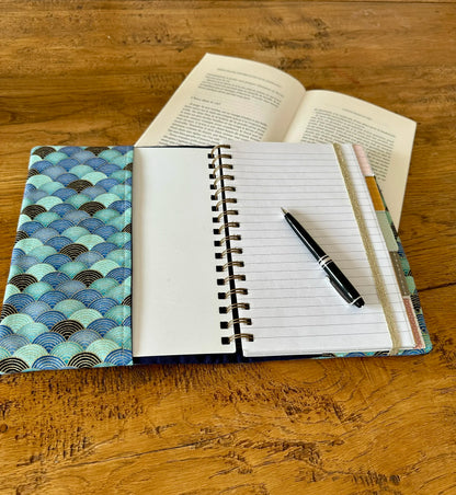 Le protège agenda bleu marine en tissu Seigaiha turquoise, ouvert.