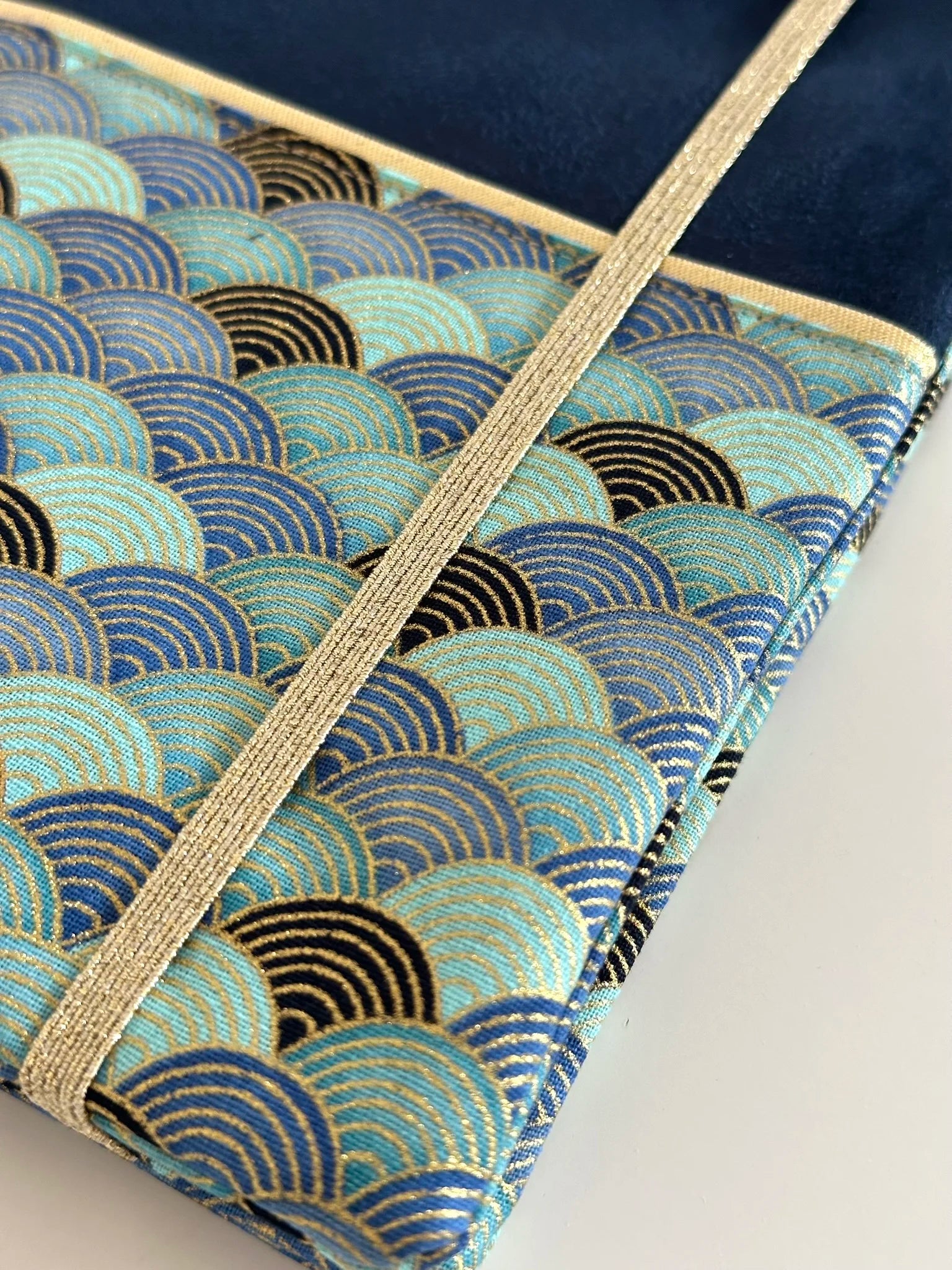 Vue détaillée du tissu japonais Seigaiha turquoise.