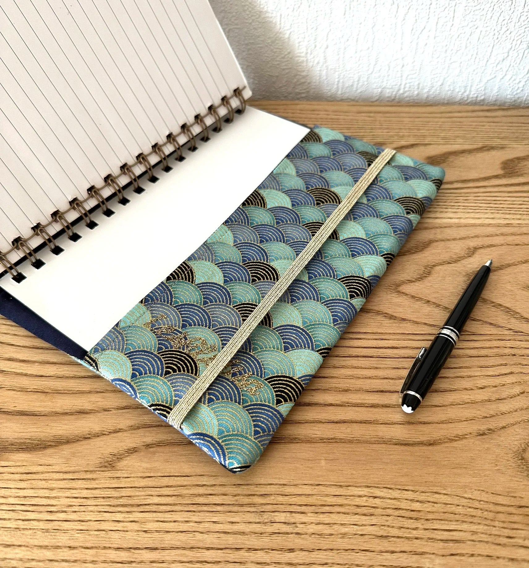 Le rabat intérieur du protège agenda bleu marine en tissu Seigaiha turquoise.