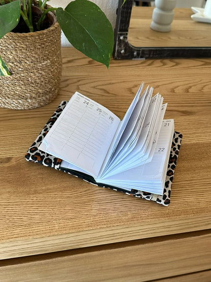 Le protège agenda en lin et tissu léopard, ouvert.