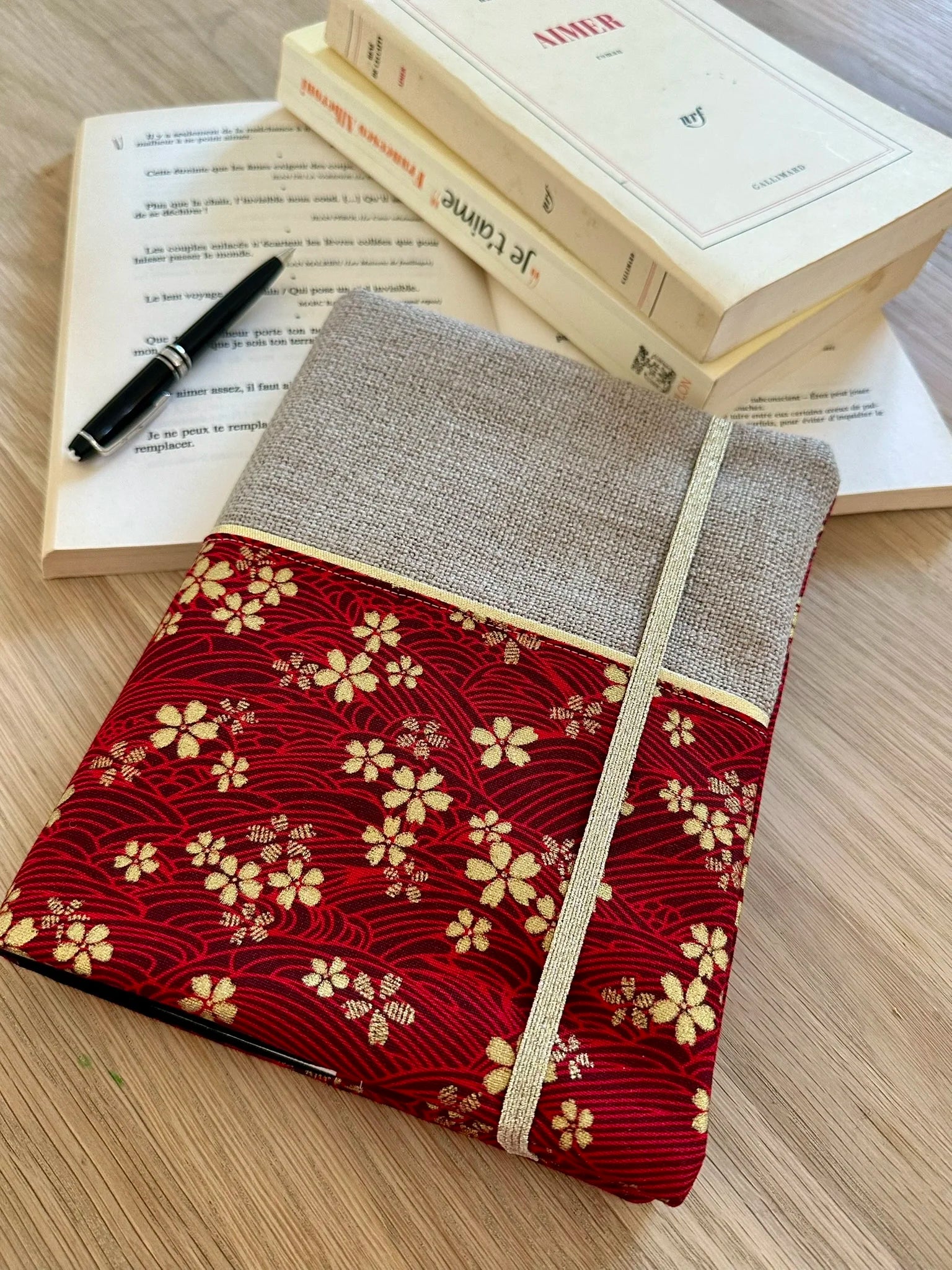 Vue d'ensemble du protège agenda en lin et tissu japonais Sakura rouge.