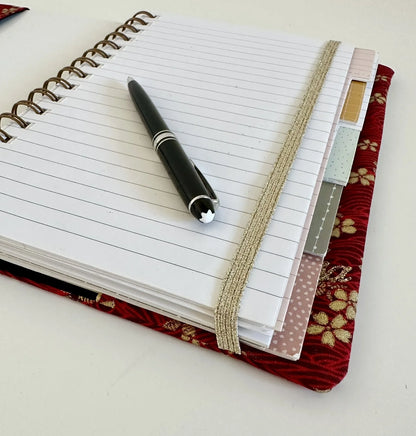 Détail de l'élastique doré du protège agenda en lin et tissu japonais Sakura rouge.