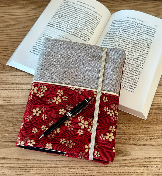 Le protège agenda en lin et tissu japonais Sakura rouge, fermé par son élastique doré.