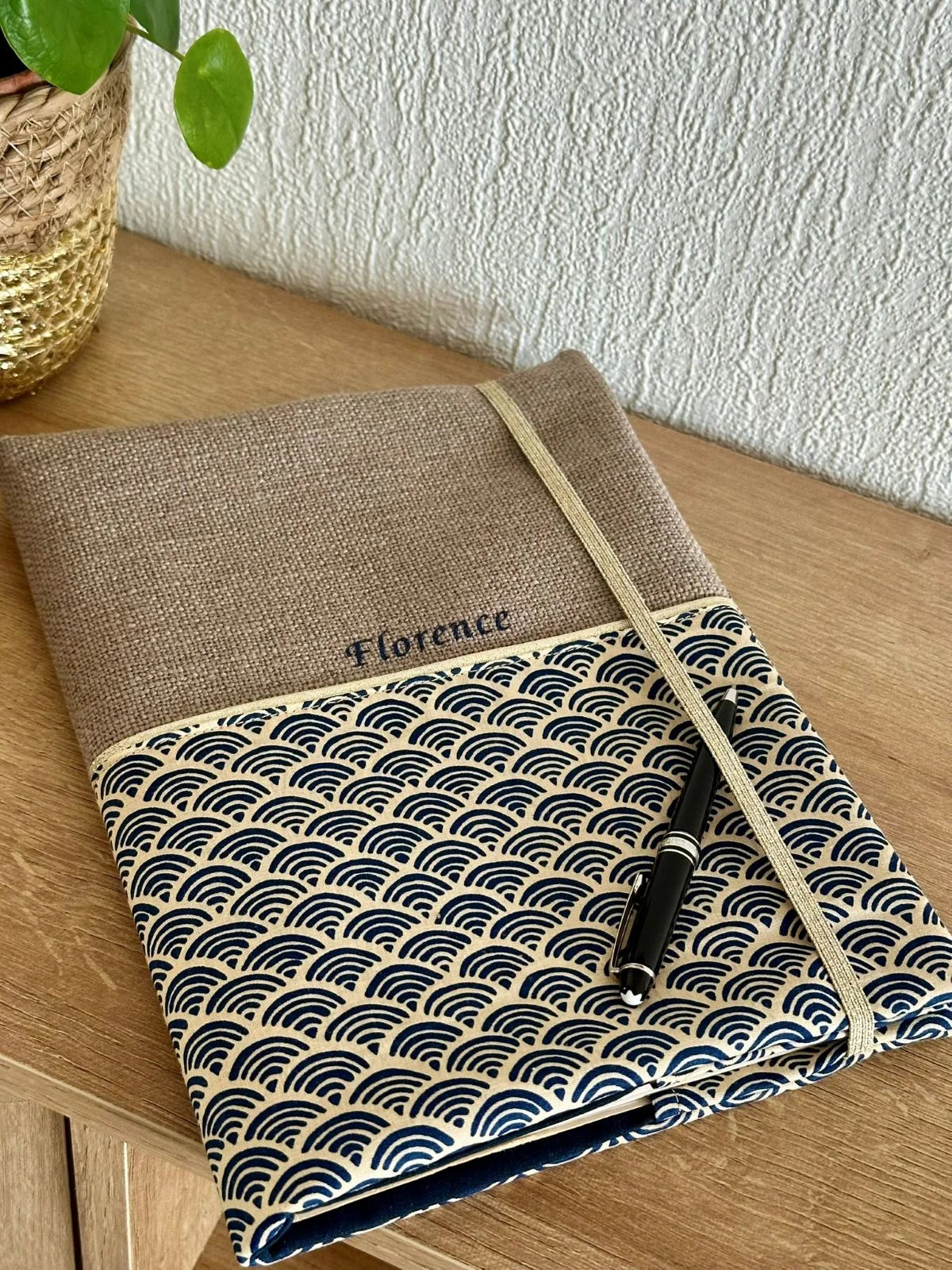 Exemple de personnalisation extérieure du protège agenda en lin et tissu japonais Seigaiha bleu marine.