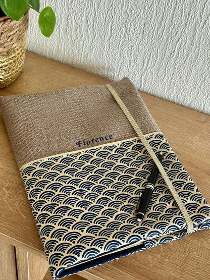 Exemple de personnalisation extérieure du protège agenda en lin et tissu japonais Seigaiha bleu marine.